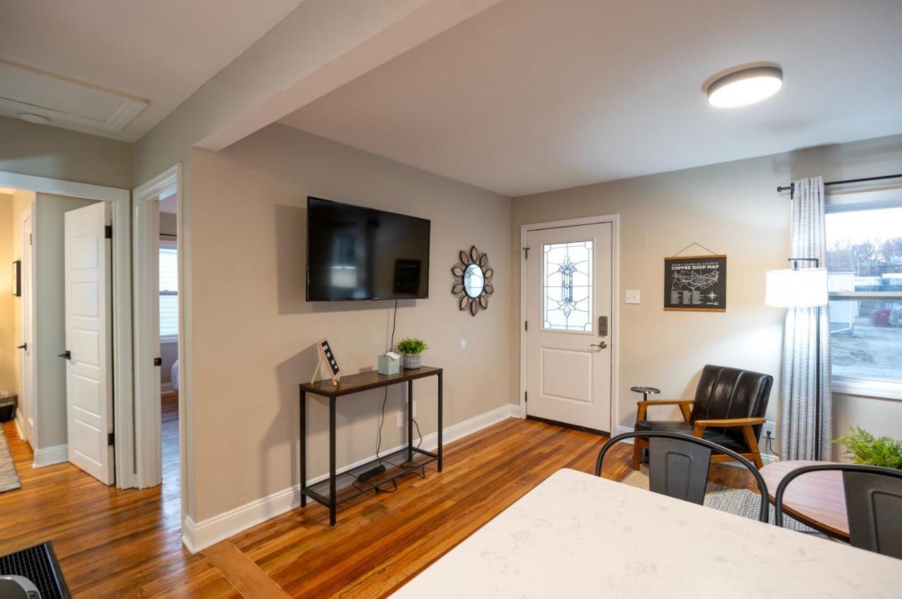 Adorable 2 Bedroom Home Saint Charles Exterior photo
