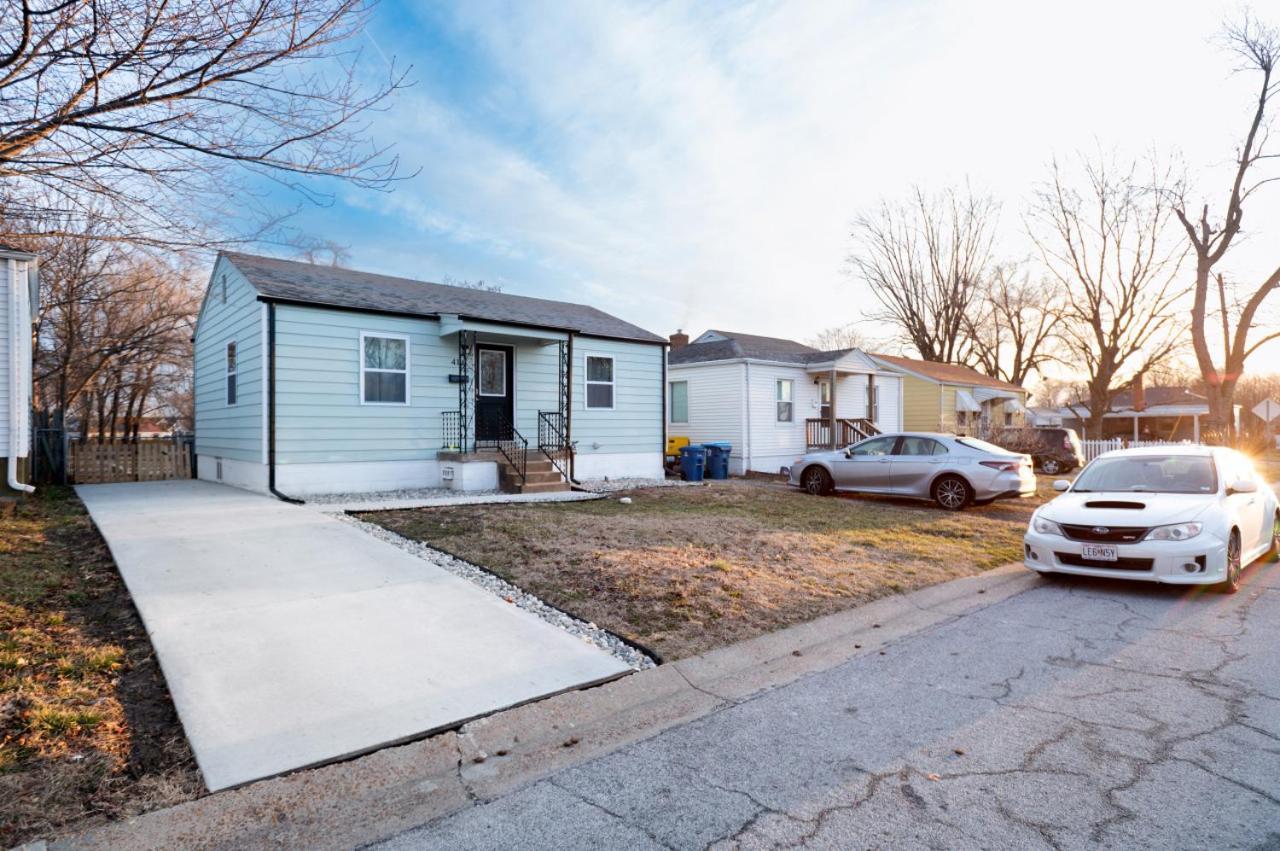 Adorable 2 Bedroom Home Saint Charles Exterior photo